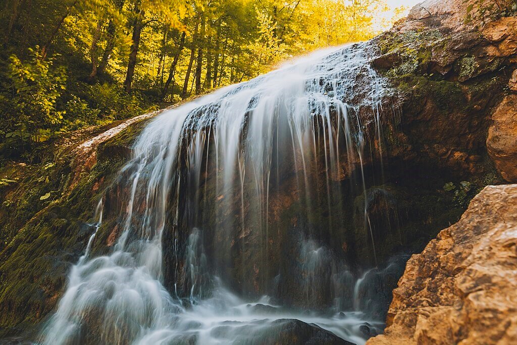 Водопад Шум. Фото: Bob-boycko, CC BY-SA 4.0 https://creativecommons.org/licenses/by-sa/4.0, via Wikimedia Commons