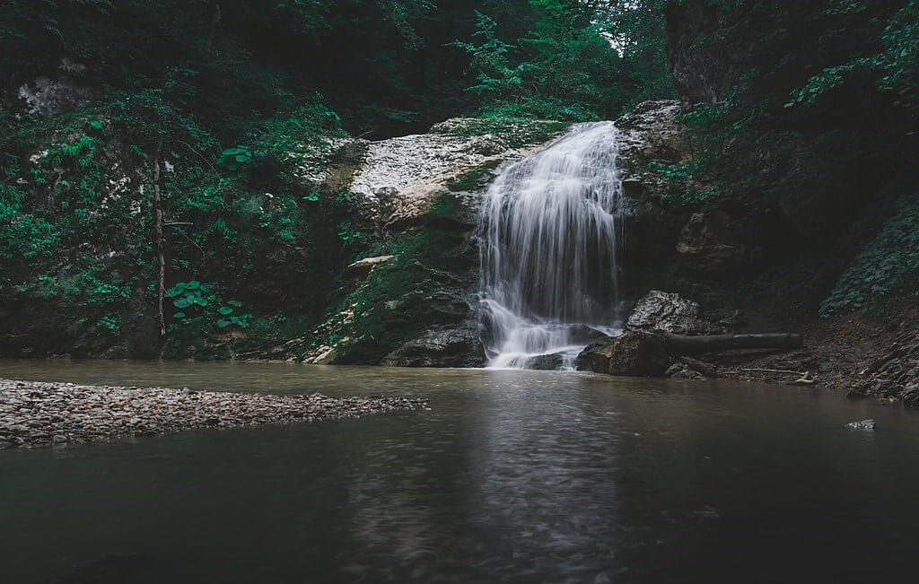 Водопад Шум. Фото: Мальцева Виктория (Jey-Fom), CC BY-SA 4.0 https://creativecommons.org/licenses/by-sa/4.0, via Wikimedia Commons