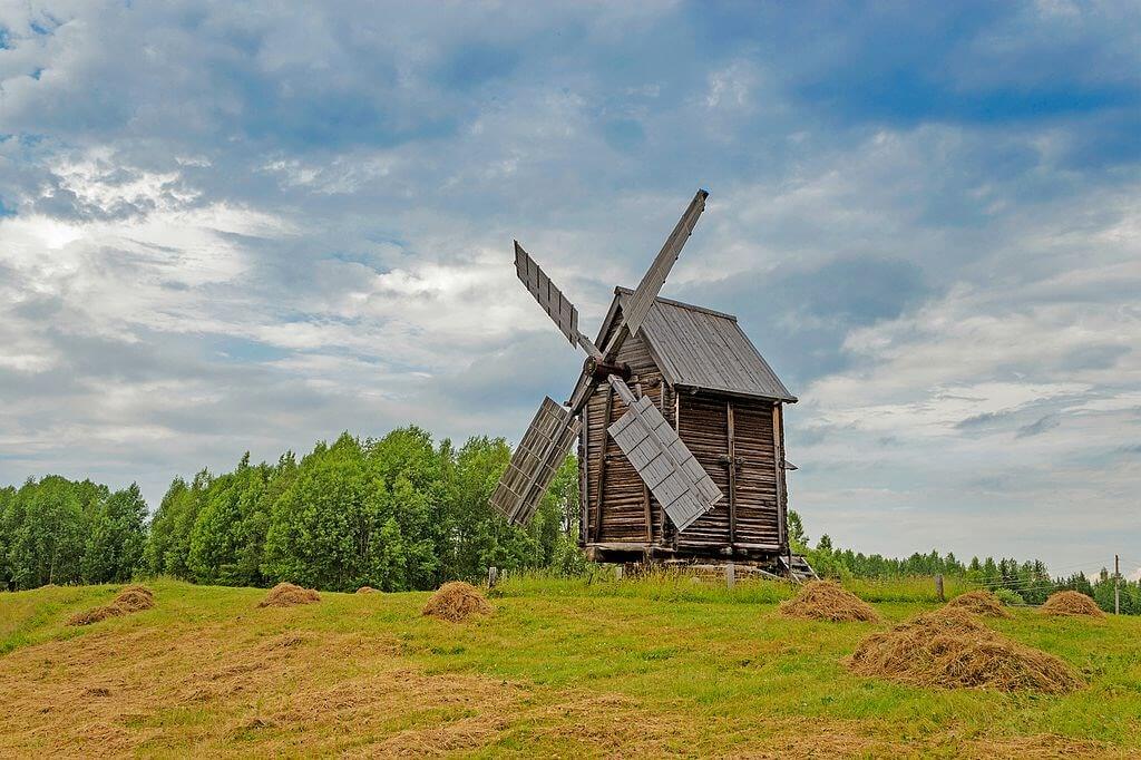 Мельница-столбовка ветряная из д. Калгачиха. Alx0yago, CC BY-SA 4.0 https://creativecommons.org/licenses/by-sa/4.0, via Wikimedia Commons