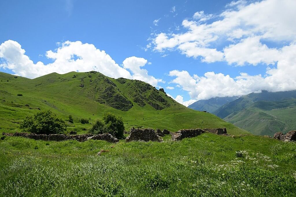 Развалины строений в селении Ханаз. Фото: Mamazela, CC BY-SA 4.0 https://creativecommons.org/licenses/by-sa/4.0, via Wikimedia Commons