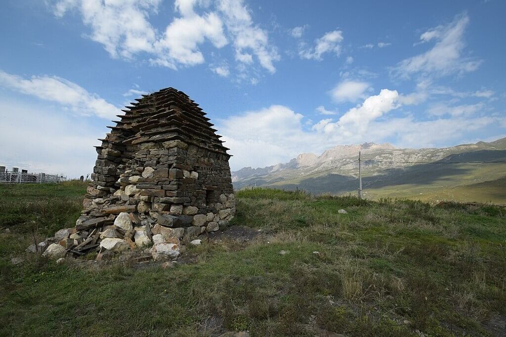 Склеп надземный. Фото: Mamazela, CC BY-SA 4.0 https://creativecommons.org/licenses/by-sa/4.0, via Wikimedia Commons