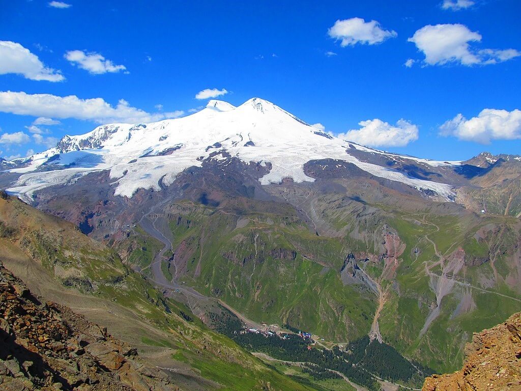 Вид с Чегета на двуглавы вулкан Эльбрус. Фото: Milk Kari, CC BY-SA 4.0 https://creativecommons.org/licenses/by-sa/4.0, via Wikimedia Commons