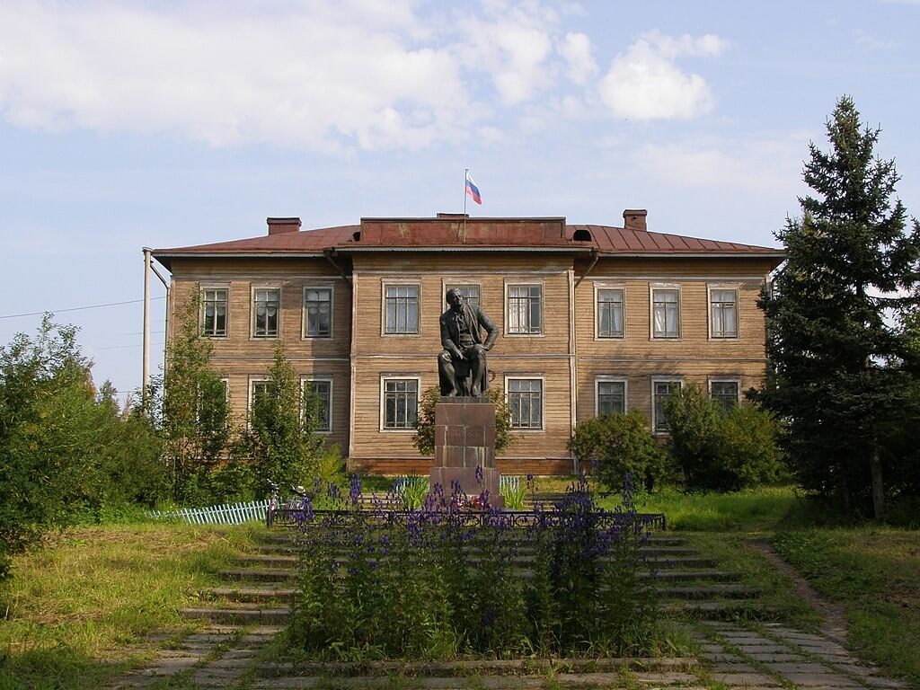 Памятник ученому-энциклопедисту Ломоносову М.В. Фото: KharinAndrey, CC BY-SA 4.0 https://creativecommons.org/licenses/by-sa/4.0, via Wikimedia Commons