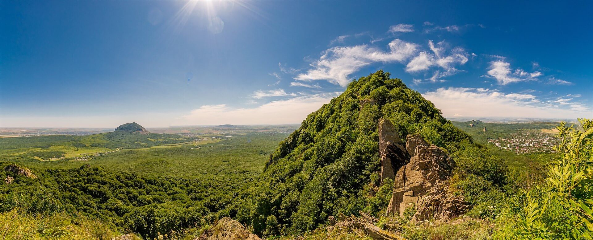 Вершина горы Развалка со скалистого хребта. Фото: Ganzikov, CC BY-SA 4.0 https://creativecommons.org/licenses/by-sa/4.0, via Wikimedia Commons