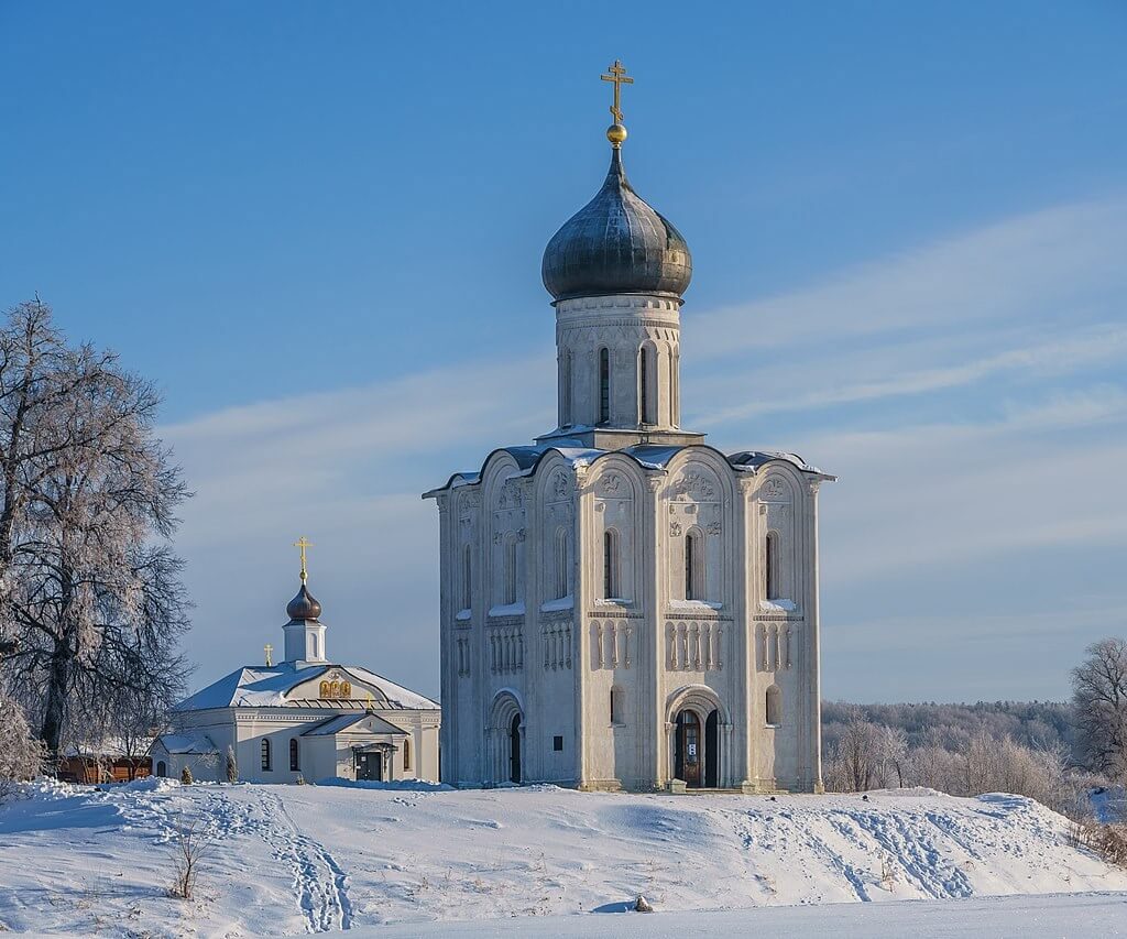 Церковь Трёх Святителей (слева) и церковь Покрова на Нерли. Фото: A.Savin, FAL, через Викисклад