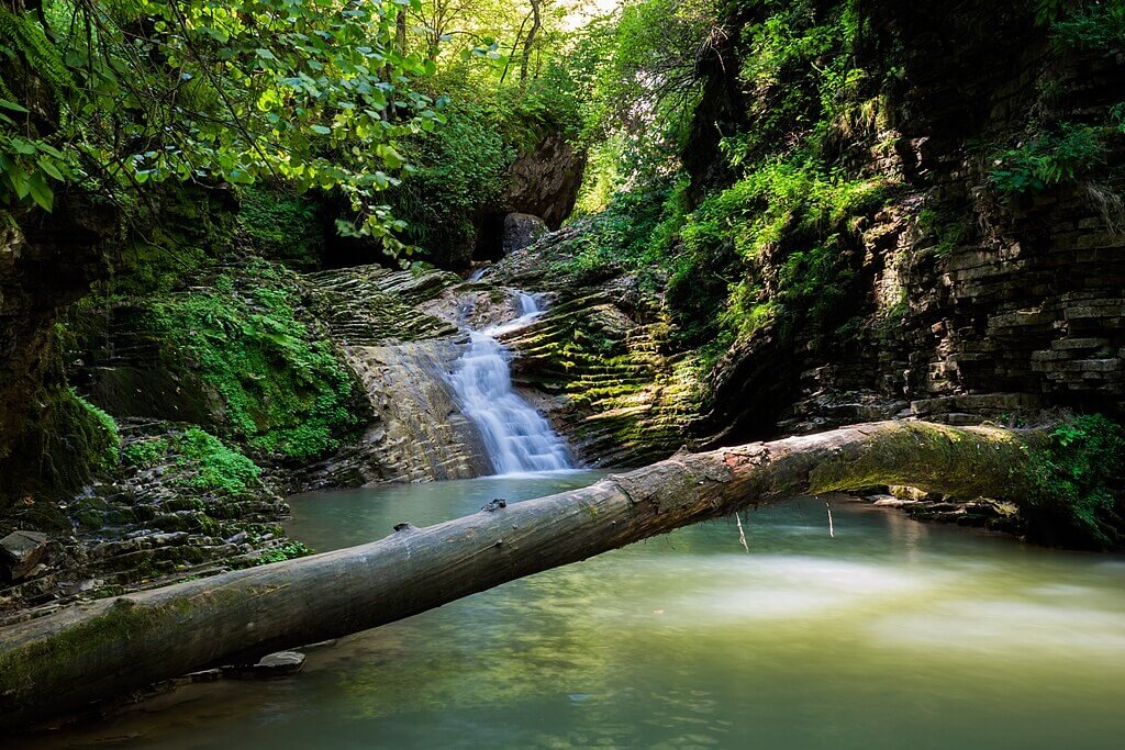 Каскадный водопад. Фото: Шишкалов Константин, CC BY-SA 4.0 https://creativecommons.org/licenses/by-sa/4.0, via Wikimedia Commons