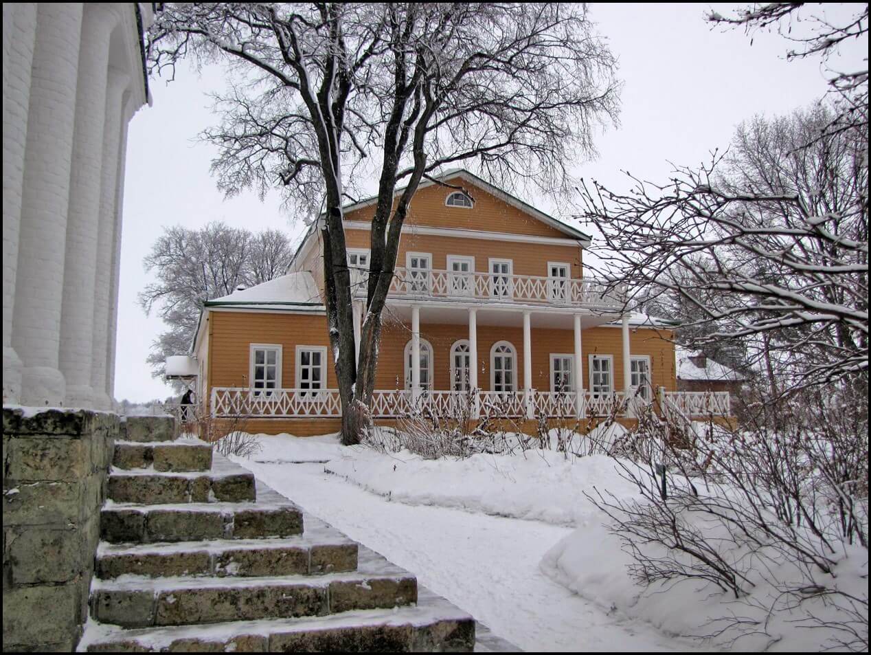 Тарханы. Дмитрий Мозжухин, CC BY 3.0 https://creativecommons.org/licenses/by/3.0, via Wikimedia Commons                            