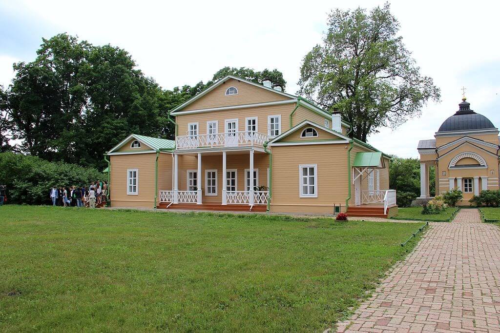 Главный дом. Фото: Мария Николаева, CC BY-SA 3.0 https://creativecommons.org/licenses/by-sa/3.0, via Wikimedia Commons